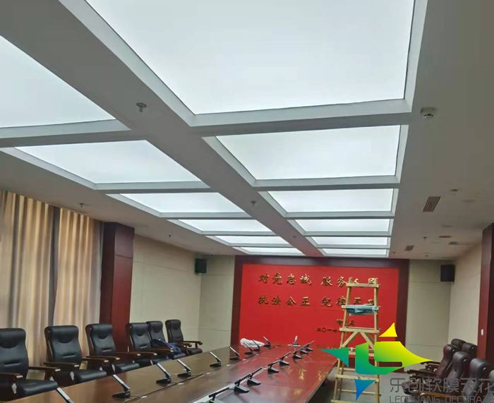 祝賀公司泰安公安局高新區分局會(huì )議室軟膜天花吊頂安裝順利完工